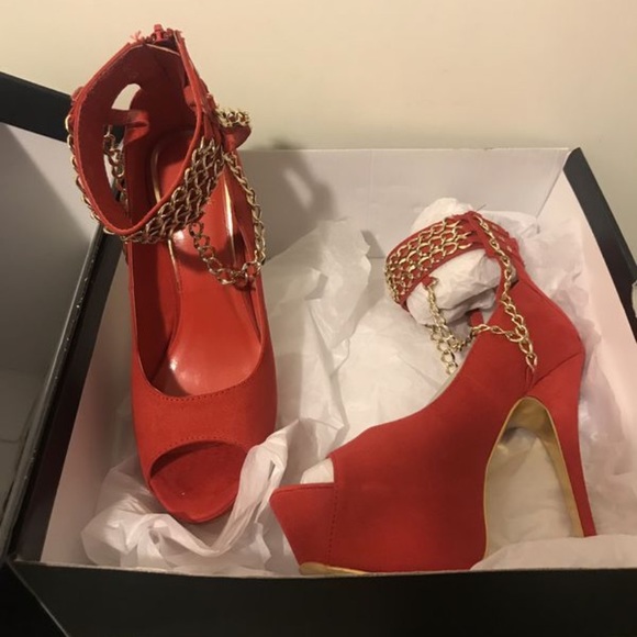 🚨Woman’s❣️Red & Gold Chain 🌟 Platform Heels 👠 - Picture 3 of 3